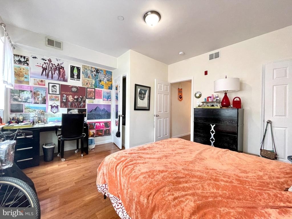 1131 Green Street - Photo 5