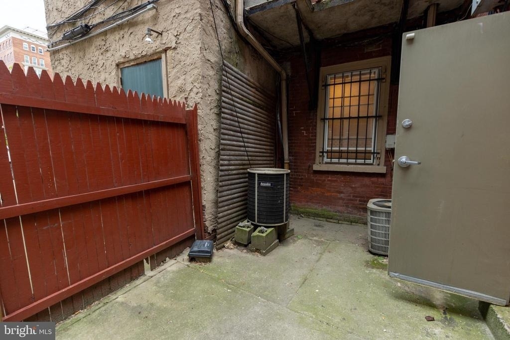 901 Clinton Street - Photo 18