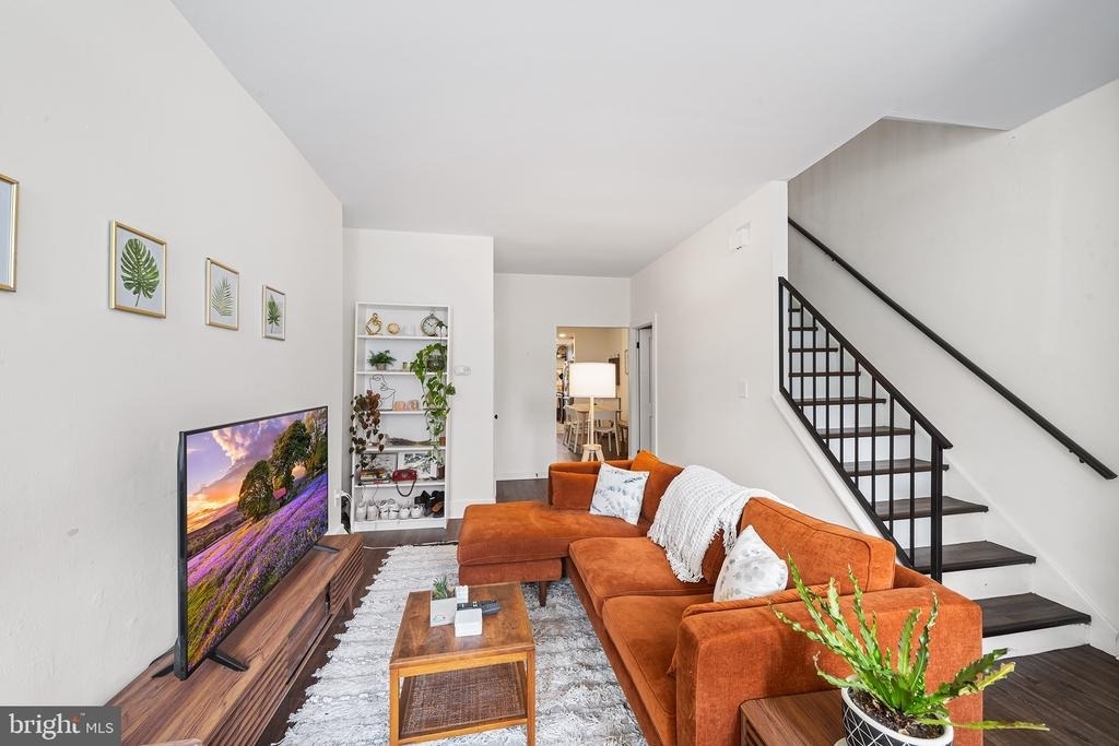 107 W Master Street - Photo 5