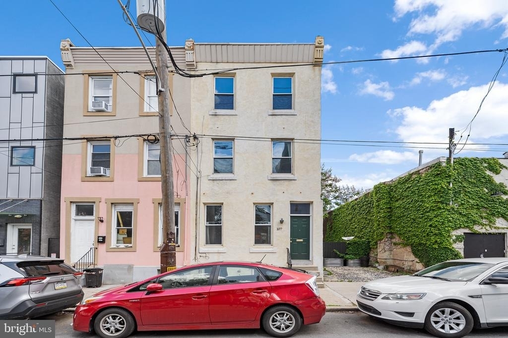 107 W Master Street - Photo 1