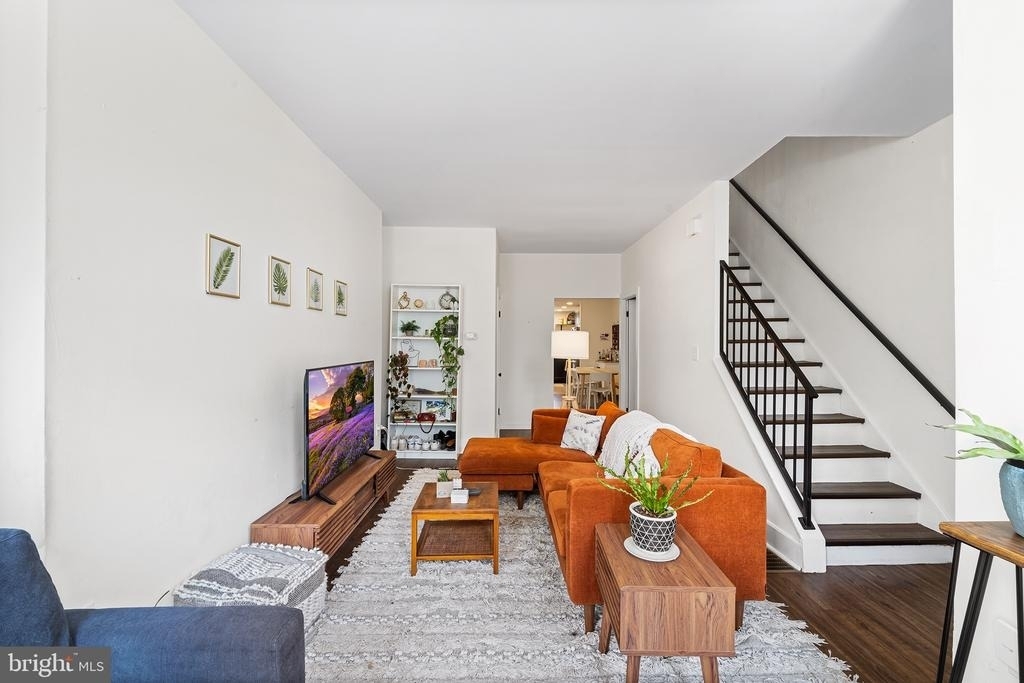 107 W Master Street - Photo 3