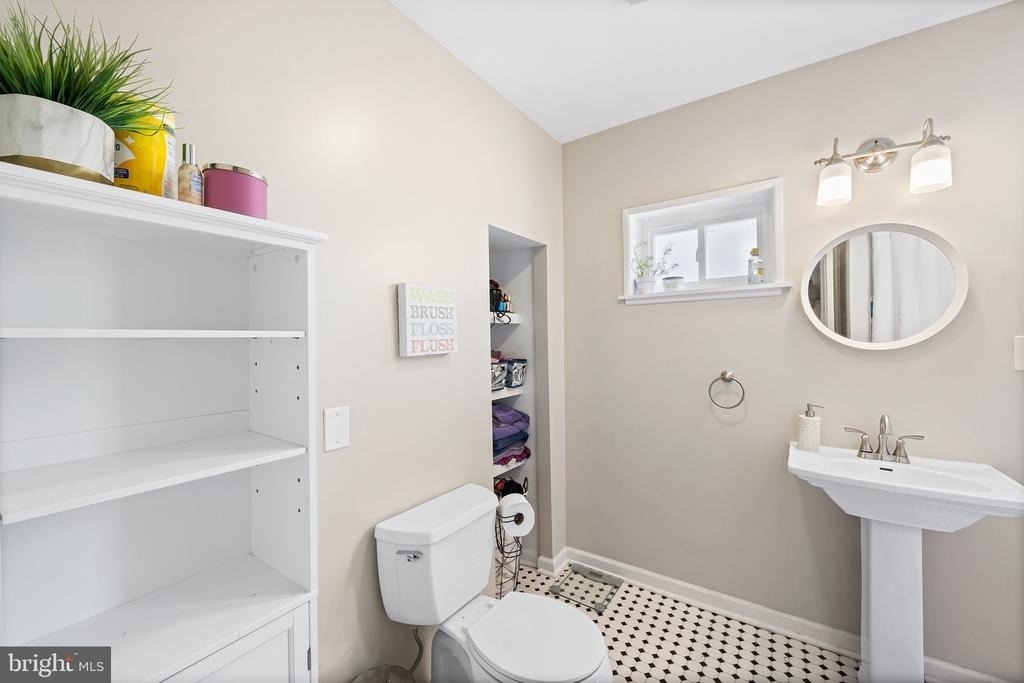 107 W Master Street - Photo 16