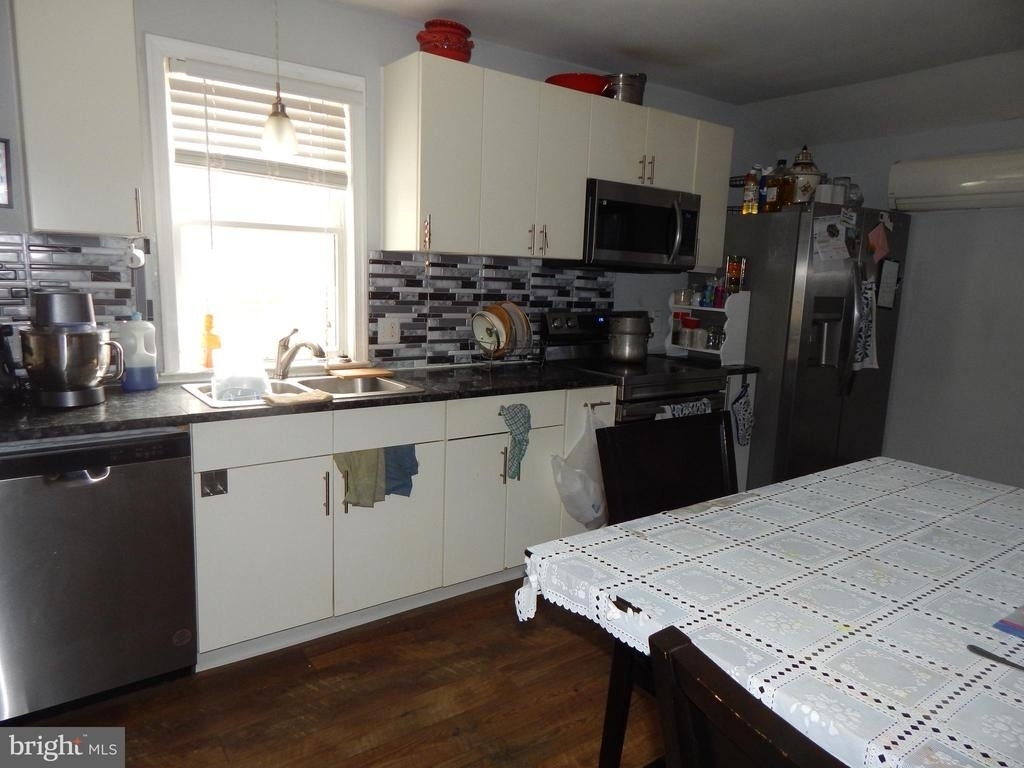 245 Noble Street - Photo 3