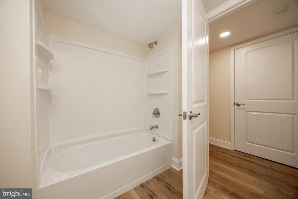 325 W Barnard Street W - Photo 17