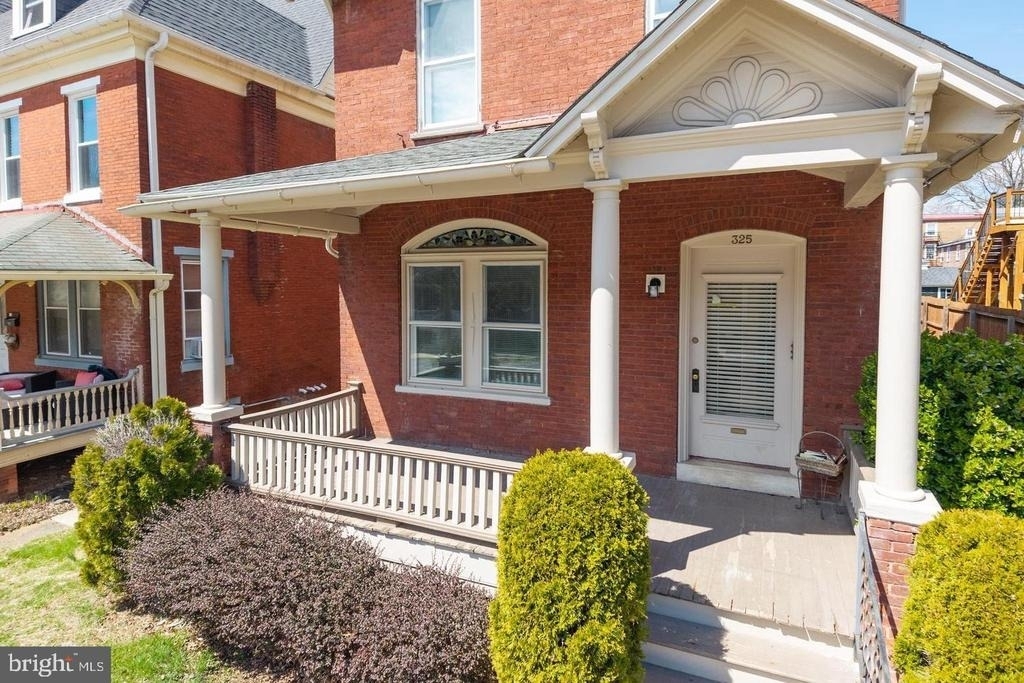 325 W Barnard Street W - Photo 2