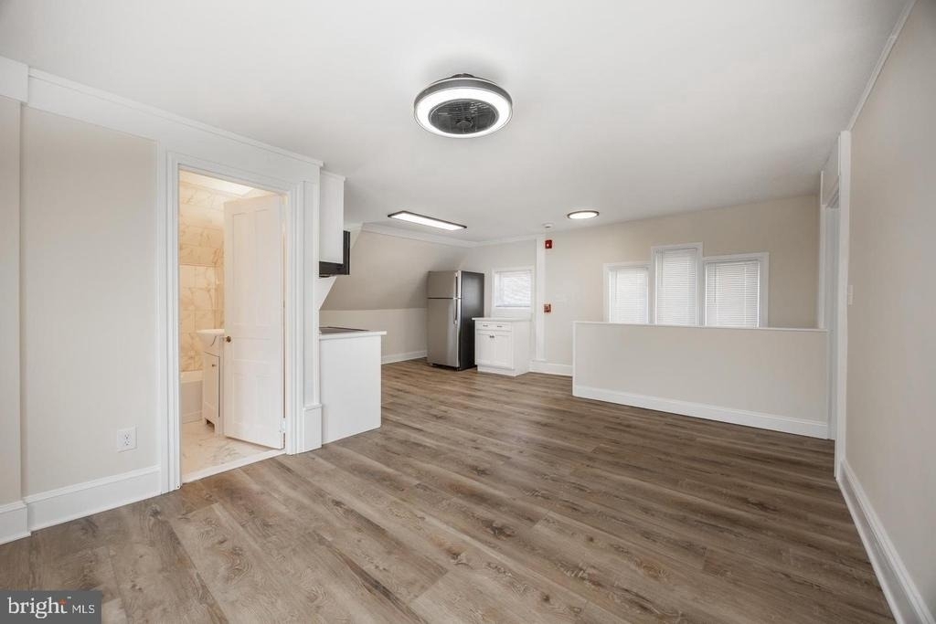 325 W Barnard Street W - Photo 42