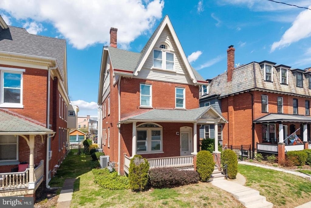 325 W Barnard Street W - Photo 1