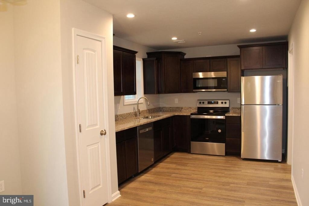 644 N College Street - Photo 1