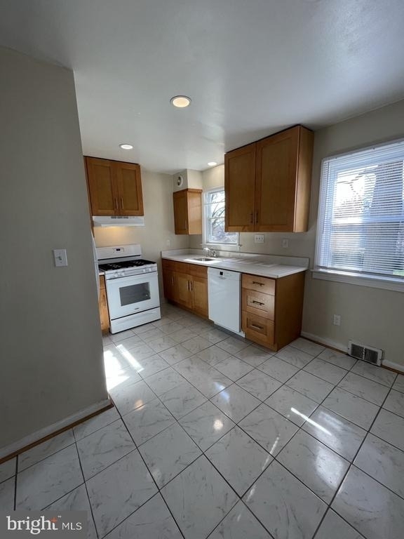 4004 74th Pl - Photo 4