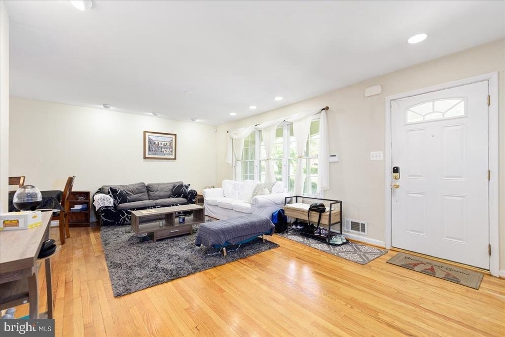 4 Sussex Court - Photo 2