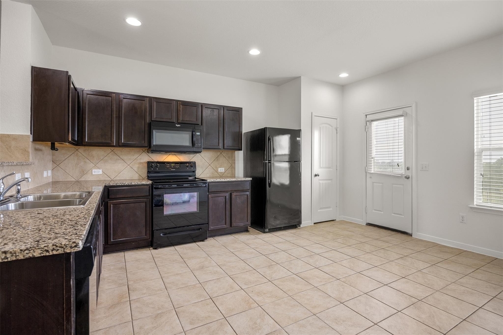 703 Liard River Rd - Photo 5