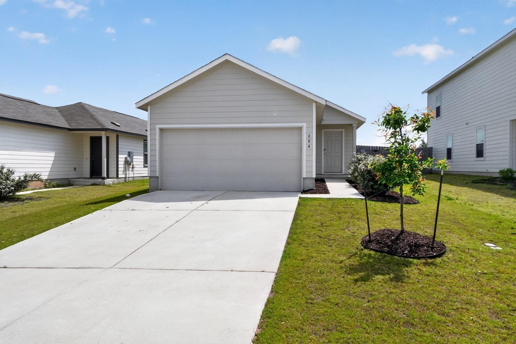 604 Marty Allen Loop - Photo 0