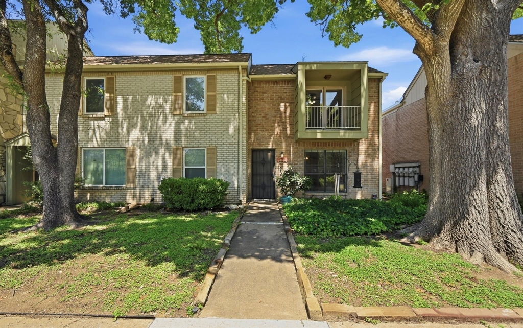 9009 N Plaza Dr - Photo 0