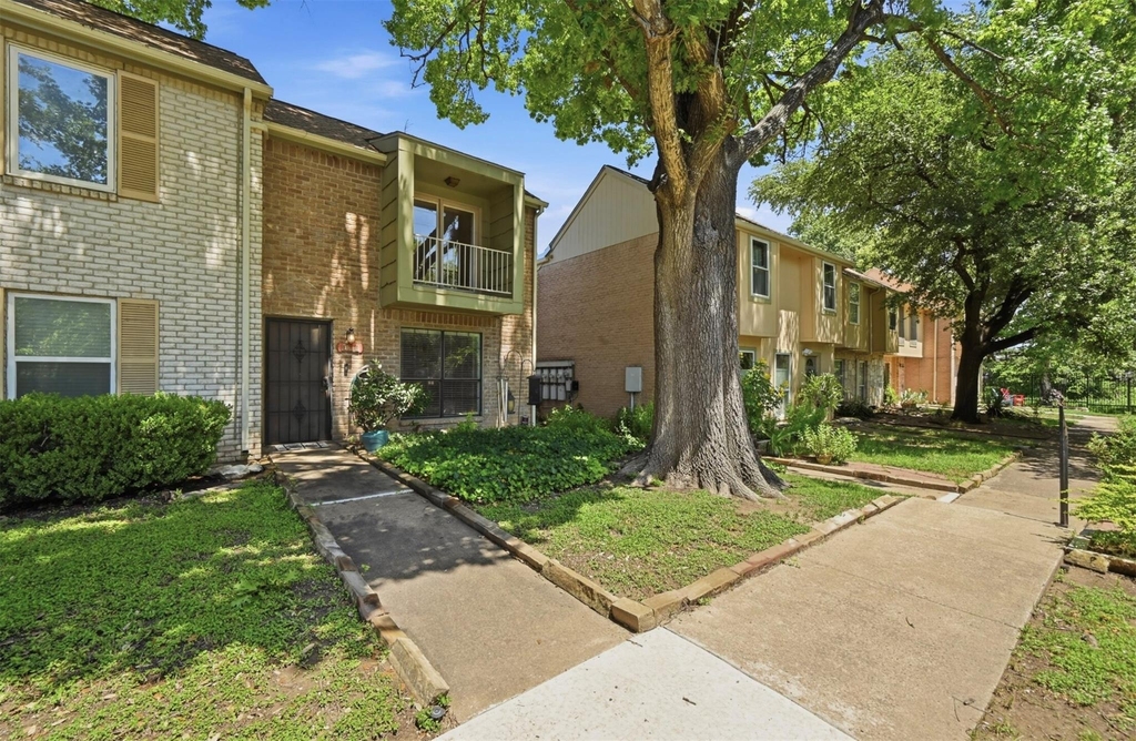 9009 N Plaza Dr - Photo 1