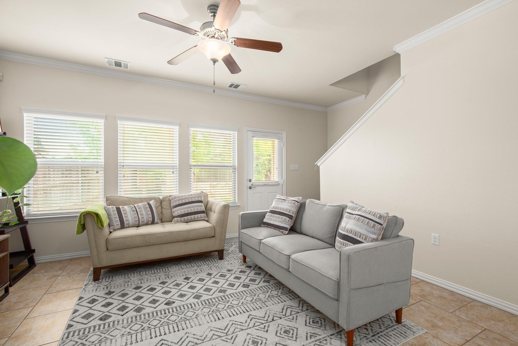 10012 Epic Knoll Dr - Photo 5