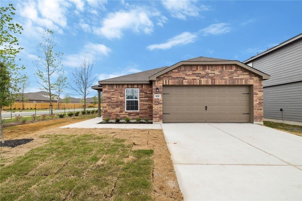 101 Fairfax Ln - Photo 0