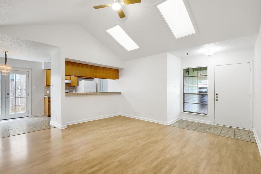 10710 Topperwein Dr - Photo 2