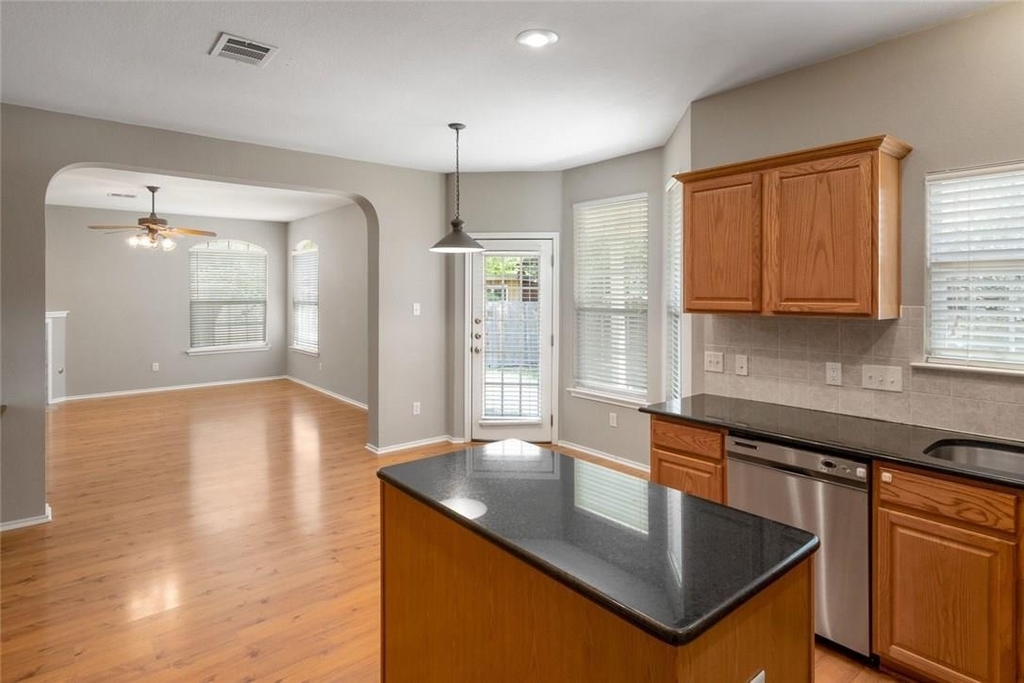 2633 Bolton St - Photo 8