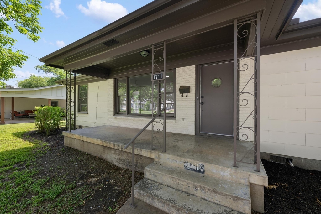 1711 S Main St - Photo 1
