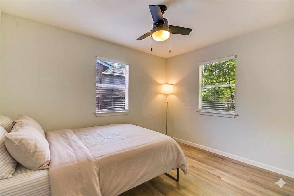 2408 E 9th St - Photo 6