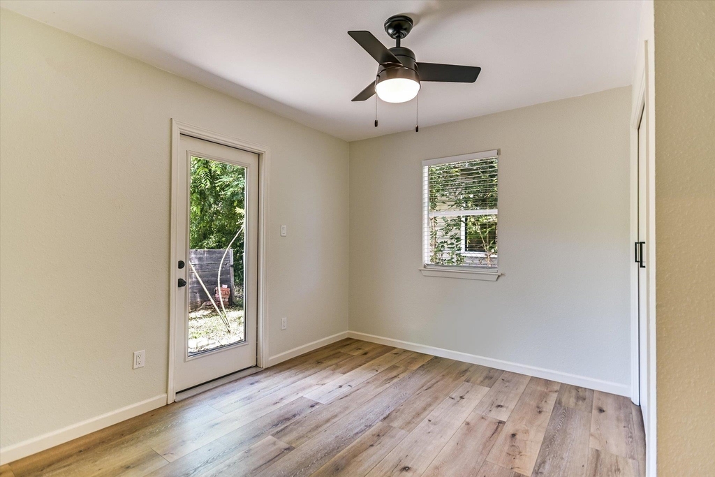 2408 E 9th St - Photo 8