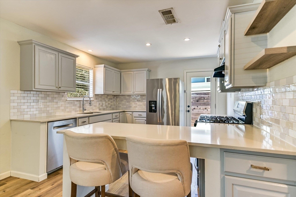 2408 E 9th St - Photo 4