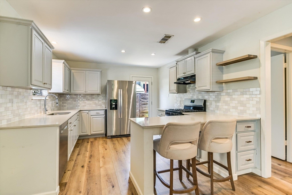 2408 E 9th St - Photo 5