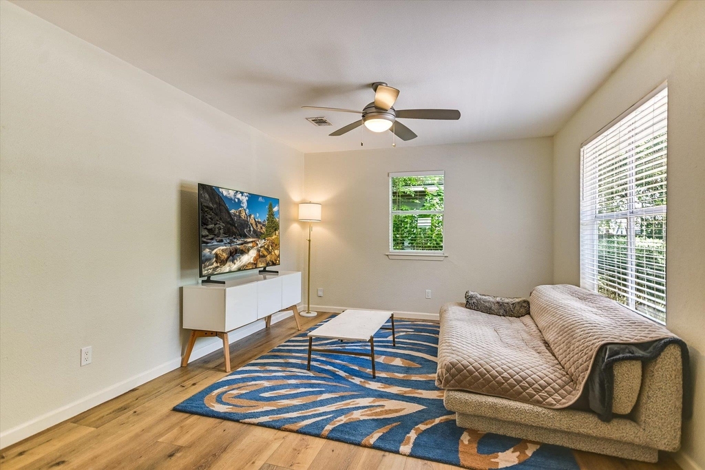 2408 E 9th St - Photo 2