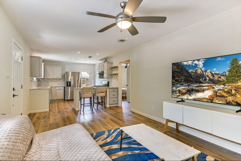 2408 E 9th St - Photo 3