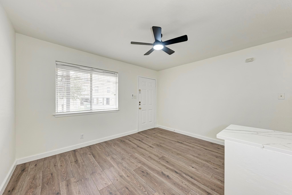 1010 W 23rd St - Photo 8