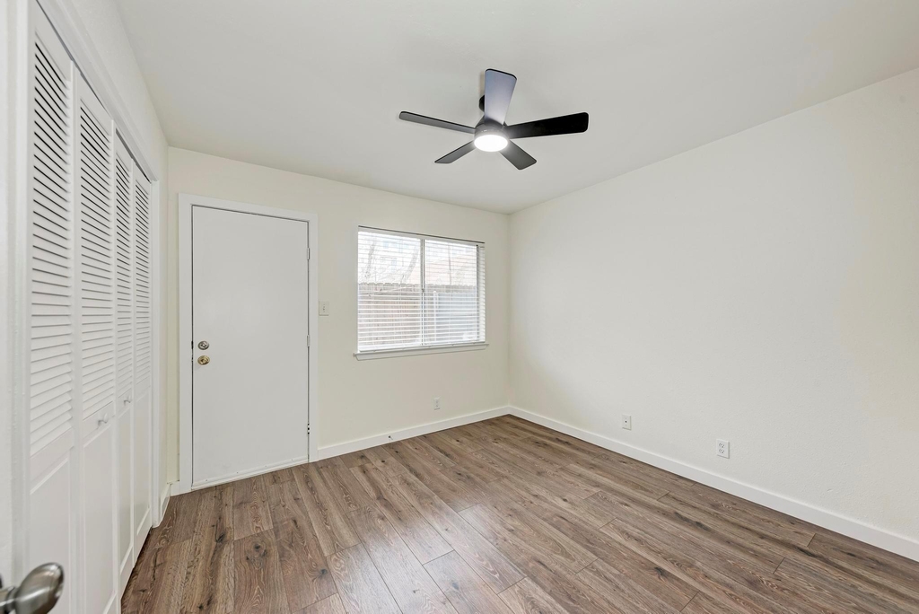 1010 W 23rd St - Photo 13