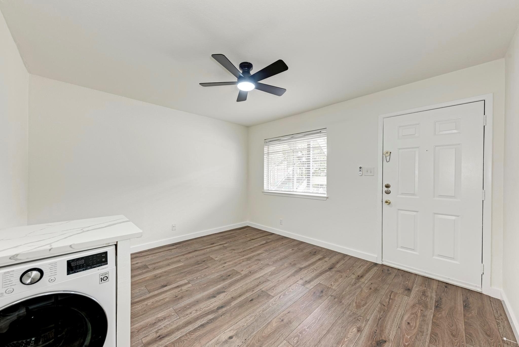 1010 W 23rd St - Photo 7