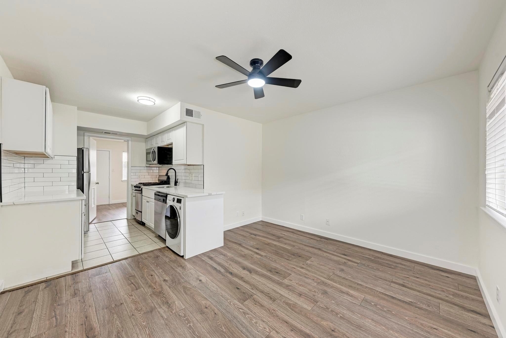 1010 W 23rd St - Photo 6