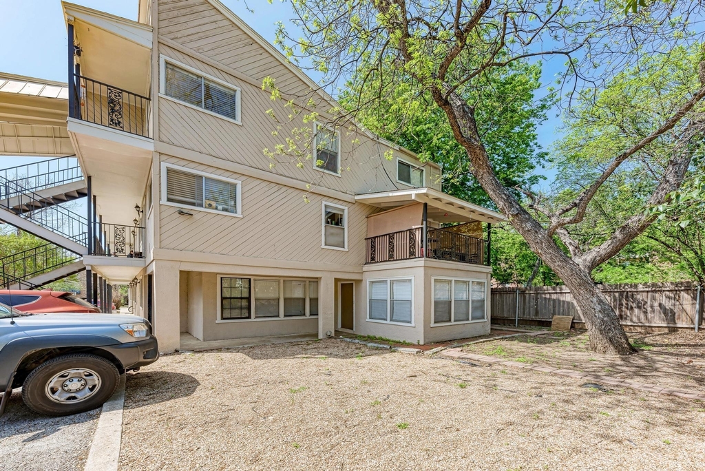 1010 W 23rd St - Photo 3