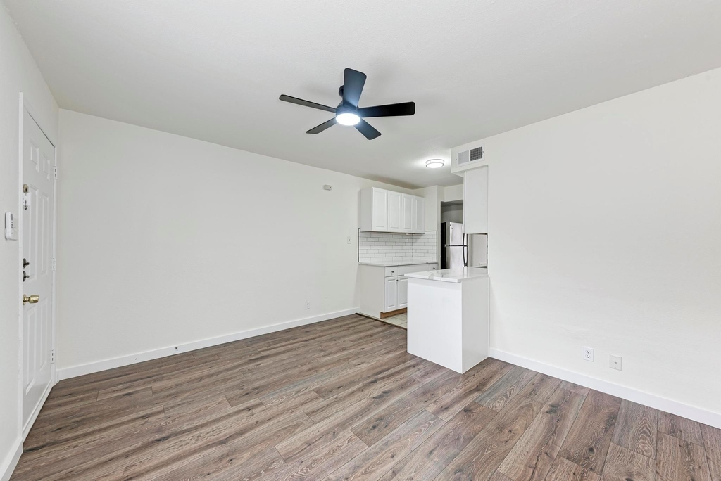 1010 W 23rd St - Photo 9