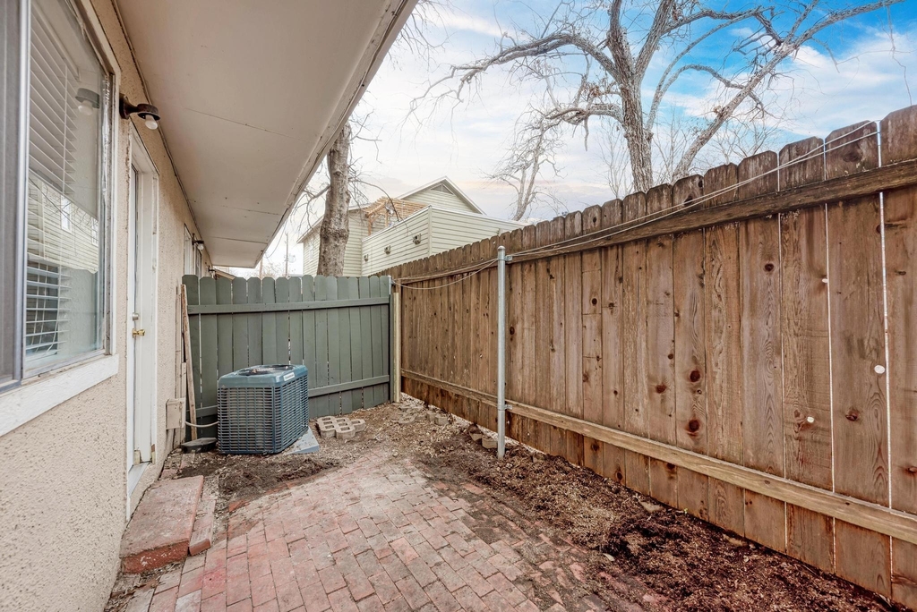 1010 W 23rd St - Photo 17