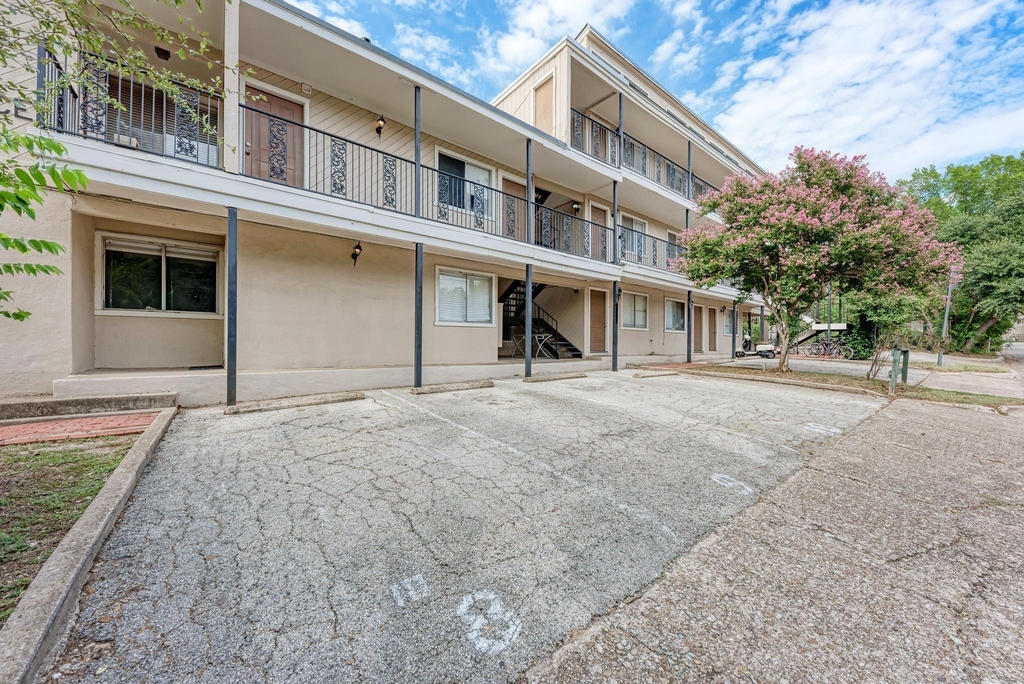 1010 W 23rd St - Photo 2