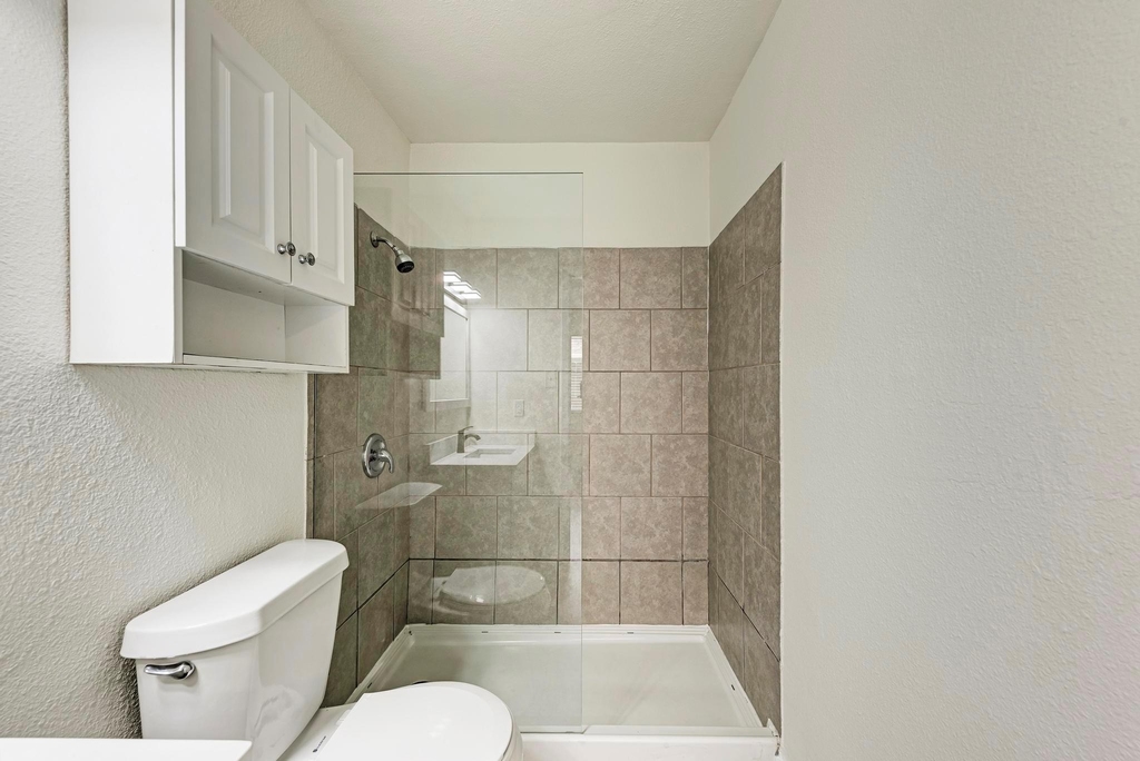 1010 W 23rd St - Photo 16