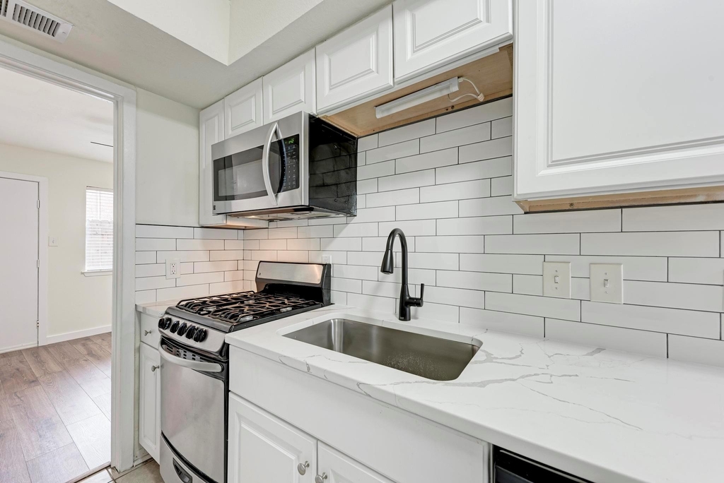 1010 W 23rd St - Photo 11