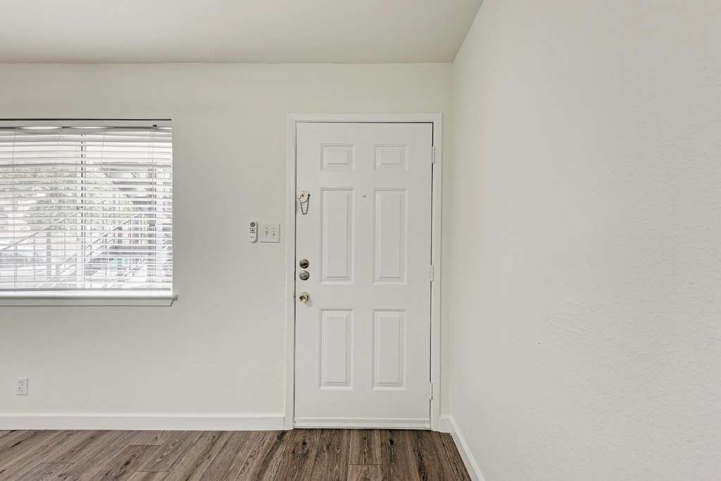 1010 W 23rd St - Photo 5