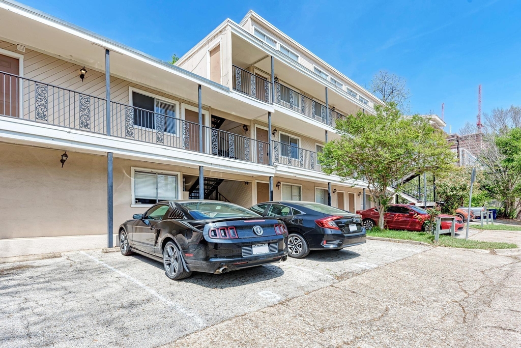 1010 W 23rd St - Photo 1