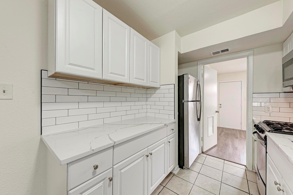 1010 W 23rd St - Photo 12