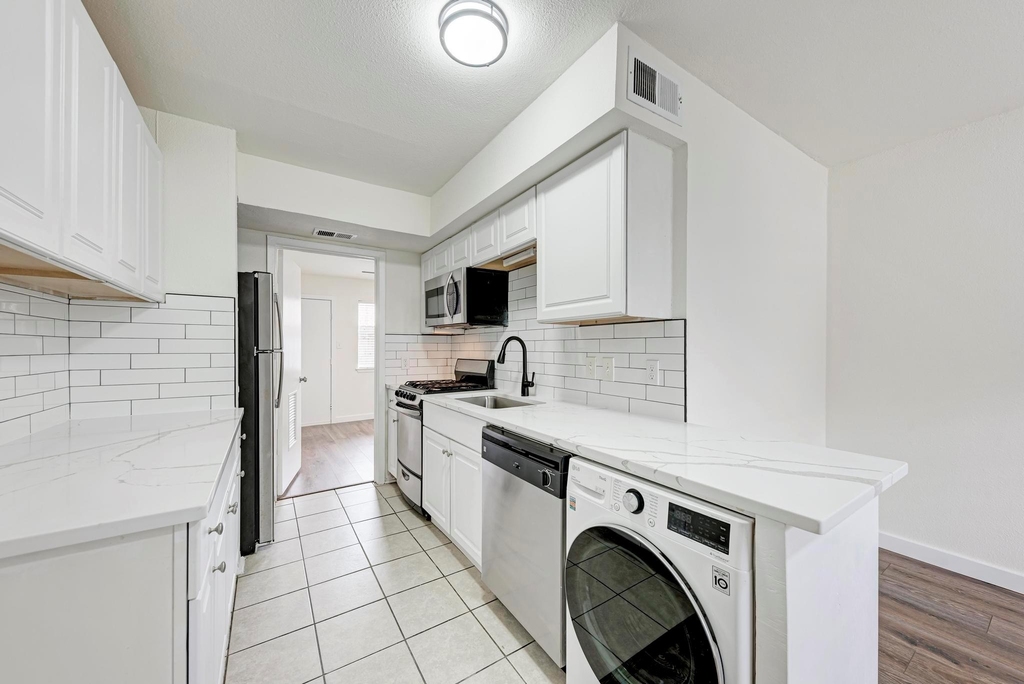 1010 W 23rd St - Photo 10