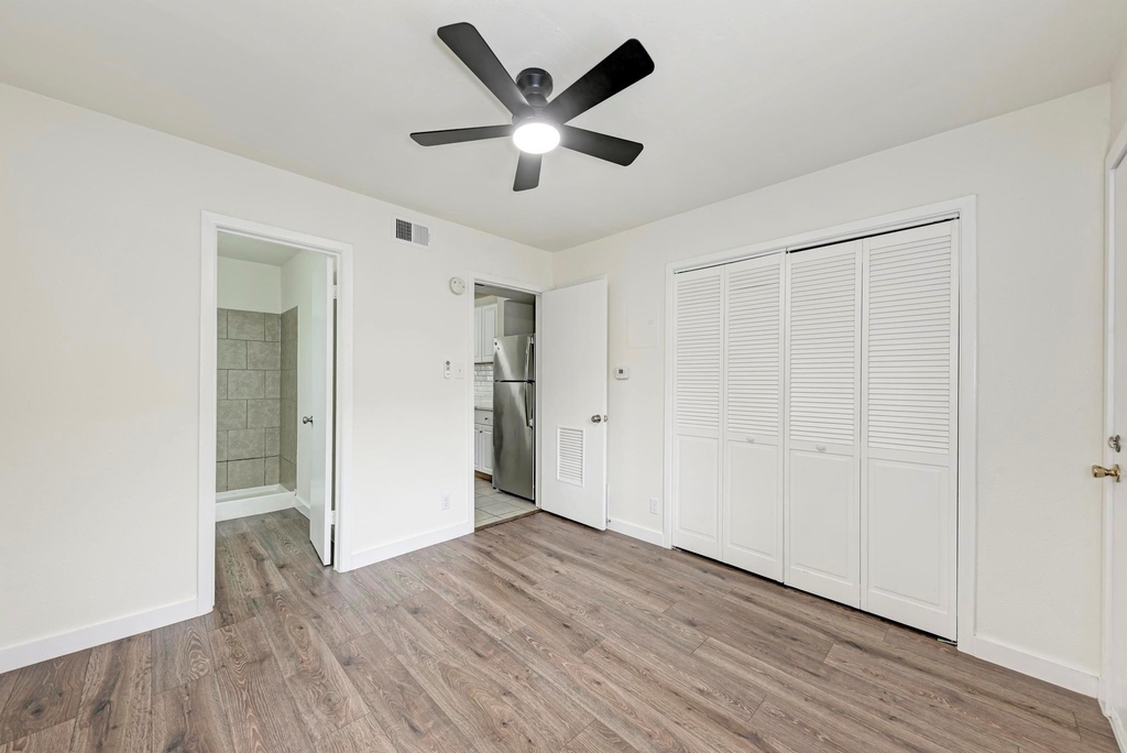 1010 W 23rd St - Photo 14