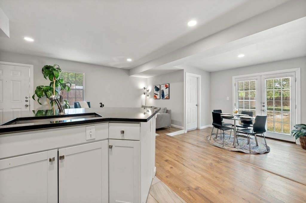 1312 E 52nd St - Photo 5