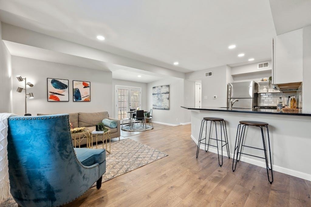 1312 E 52nd St - Photo 2