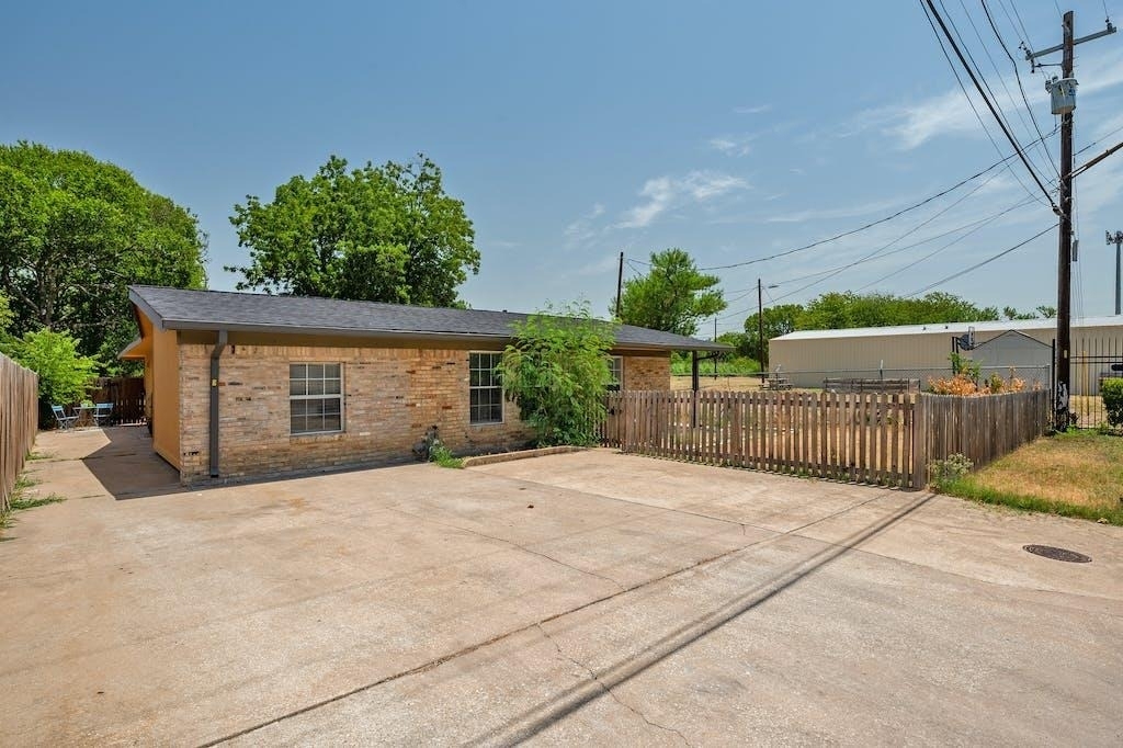 1312 E 52nd St - Photo 1