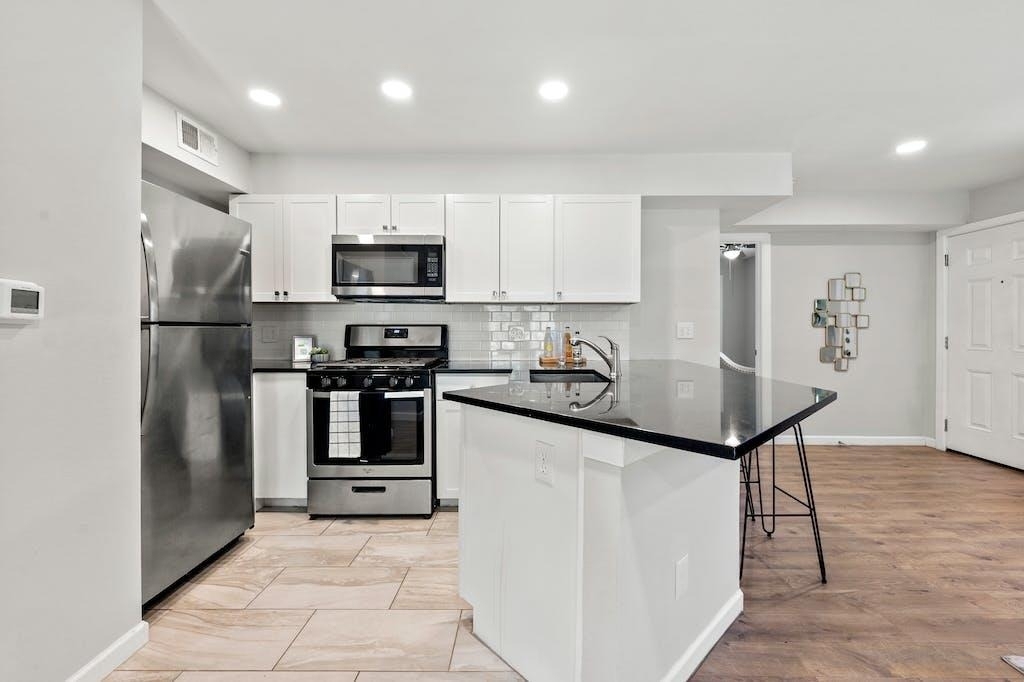 1312 E 52nd St - Photo 4