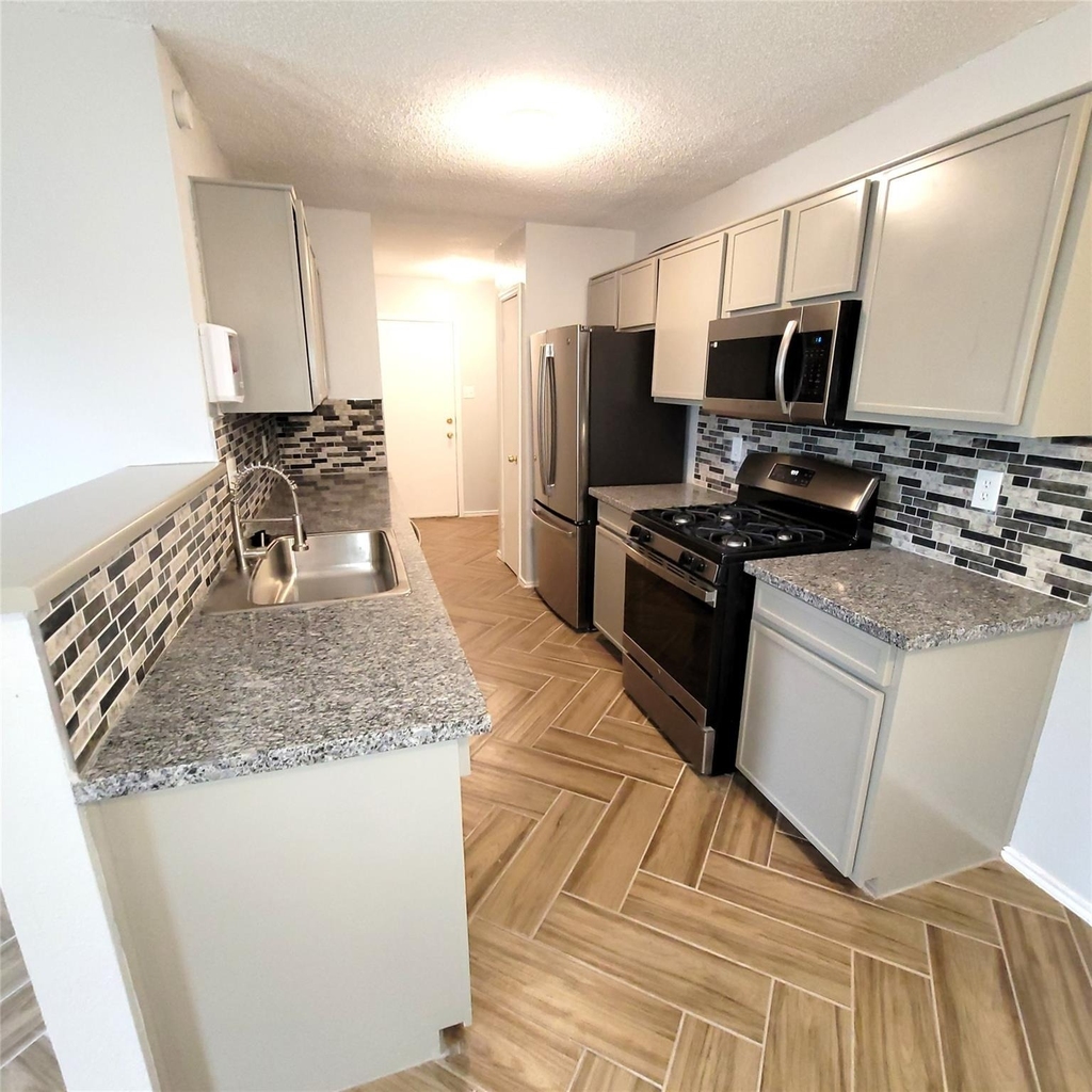 1306 York Castle Dr - Photo 4