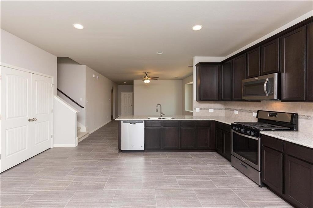 612 Palmilla St - Photo 3